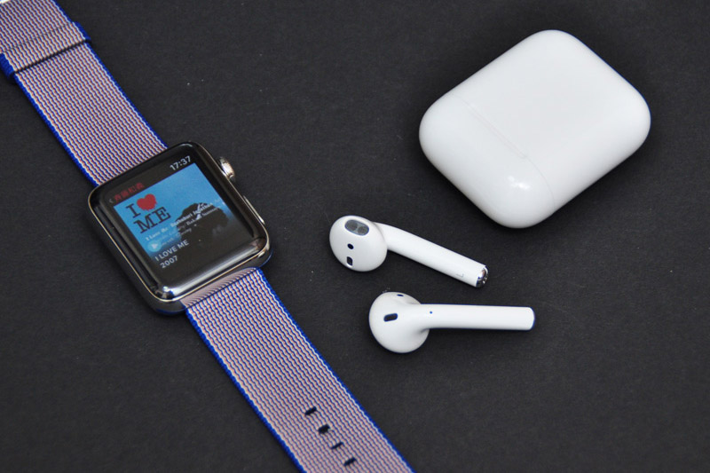 ↑AirPodsとApple Watchの相性も抜群。ウォッチに保存した音楽をイヤホンにダイレクトにペアリングして聴ける