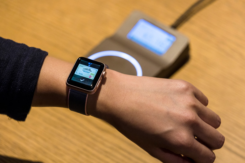 ↑Apple Watchのサイドボタンを2度押し。使用するカードを表示して店頭のリーダー端末にかざすだけで素速く買い物ができます