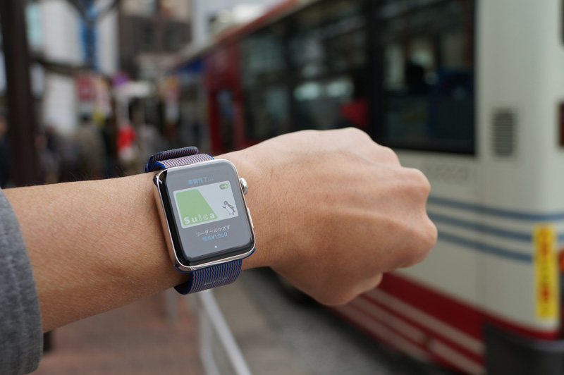 ↑電車やバスなどSuicaが使える公共交通もApple Watchで素速く支払える。Suicaをエクスプレスカードに設定すればサイドボタンの操作も不要。朝の慌ただしい通勤時間にはとても頼もしく感じるはず