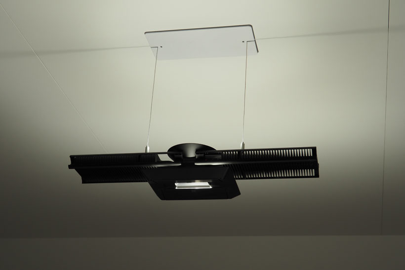 上下2方向に照らすメリットとは何か? ダイソン28万円のLED照明が作り出す新たな空間