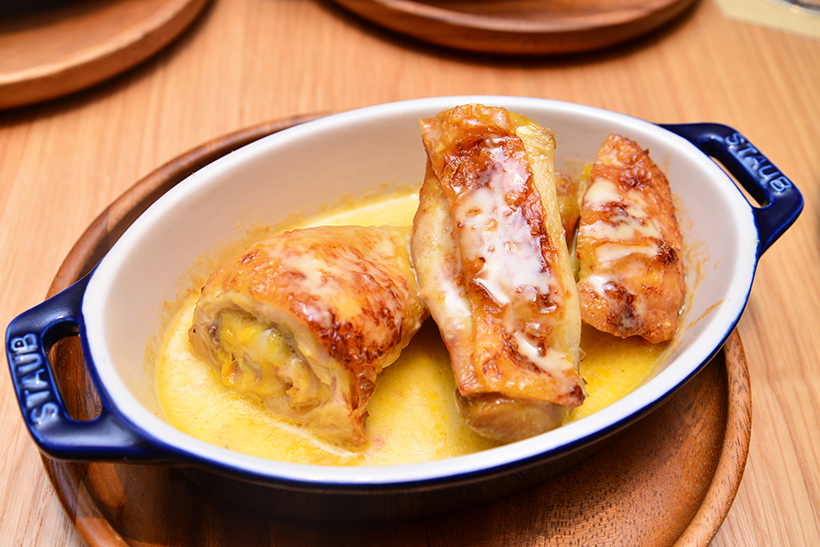 ↑鶏のクリームソース(2000円)。バターの風味が香り高く、ジュは赤ワイン、クリームソースは白ワインとの相性がよさそうです
