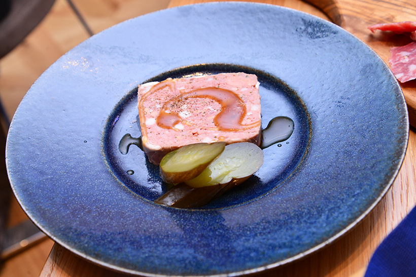 ↑テリーヌ・カンパーニュ(1000円)。肉の旨みと香辛料の風味が凝縮され、自家製ピクルスが好アクセントに