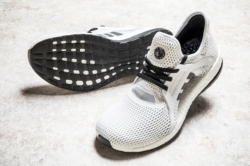 ↑PureBOOST X Shadow District ¥1万5000円(税抜)22~26cm(限定50足)