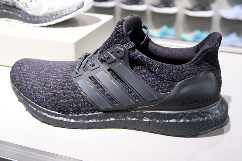 ↑店頭には、3月10日発売予定の「ULTRA BOOST CL」オールブラックバージョンも