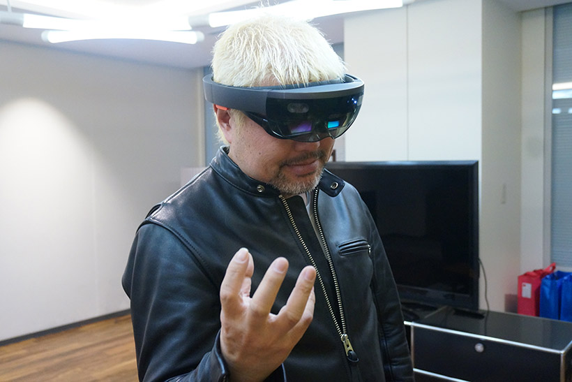 ↑装着してみました。筆者のデカ頭でも装着可能。このポーズは「ナックルポーズ」ではなく、右クリック相当の操作を行っています
