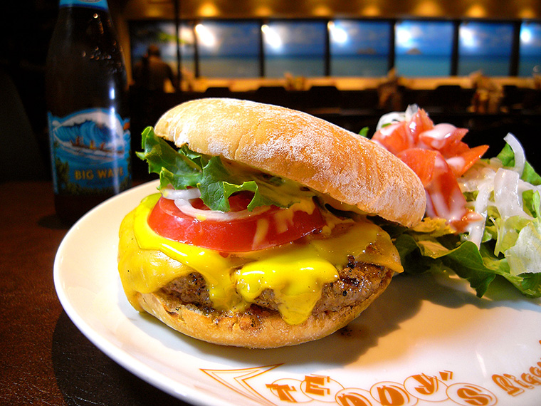 ↑「プレミアムチーズバーガー」(Bigger/1382円)。やわらかく食べやすいバンズとパティの間に15種類のシーズニングと自家製スーパーソースが華麗にかかる
