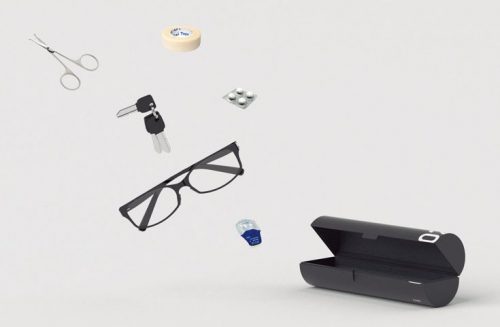 ↑「02」はメガネや常備薬などの小物を入れるためのケース。筒はハードな素材を採用し、外からの衝撃にも耐えられる (写真の小物は製品に含まない) 