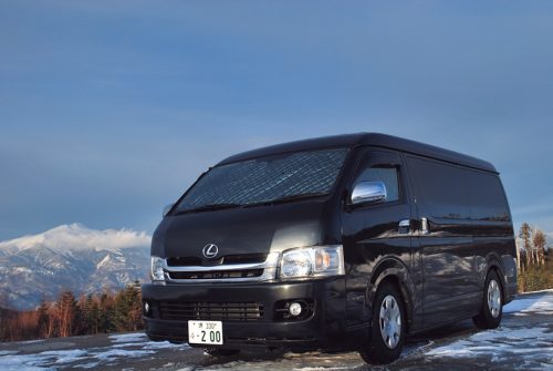 ↑国産車を中心とした人気車種ごとに専用設計された製品を多数用意。フロントからリアガラスまで、すき間なく覆い隠せる