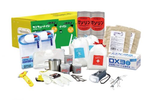 ↑非常用食料のDX3(右端)は、アメリカやカナダの沿岸警備隊船舶に装備されている。缶入りガソリンは3年間の保存に対応