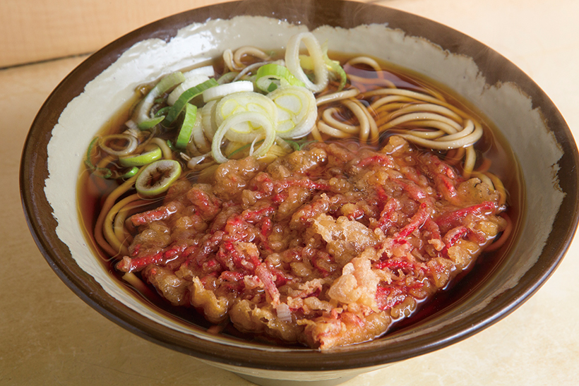 ↑メニュー表にない人気メニ ューで、かけそばと紅しょ うが天を注文。紅しょうが の酸味が甘辛つゆのアクセ ントとなり、食欲を刺激