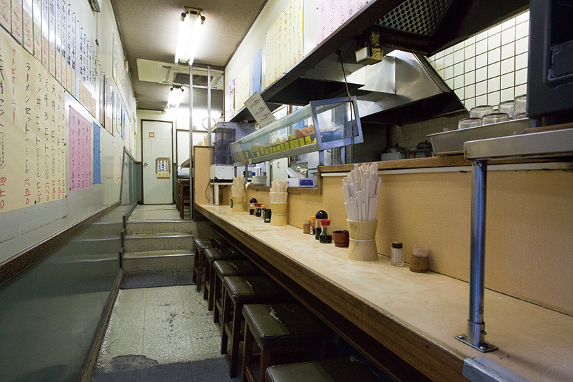 ↑店内は細長いカ ウンターが長く続き、奥は中二階に なっている。初心者は奥まで行くの になかなか勇気がいるもの
