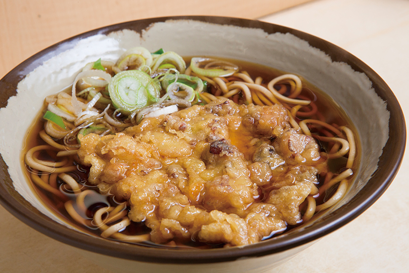 ↑げそ天そば（380円）。げそは小ぶりに切られて食べやす い。つゆをたっぷり含んだ衣とげそ をそばとともに食べれば、これぞB級 グルメの極みだ