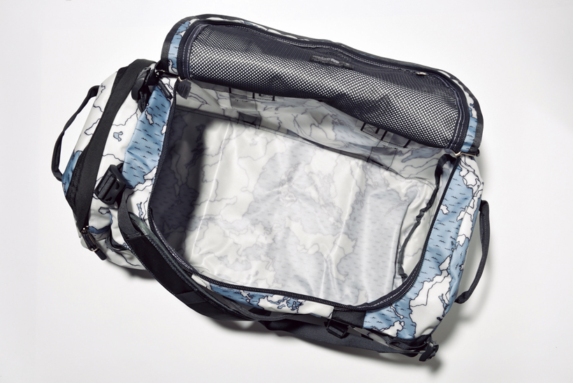 ↑大きく開き、荷物の出し入れがしやすいU字型の開口部。上ぶたの裏には大型のメッシュポケットを備える