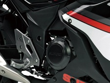 ↑車両全体で見直しを行い、既存エンジン搭載のGSR250Fと比較して11kgも軽量化