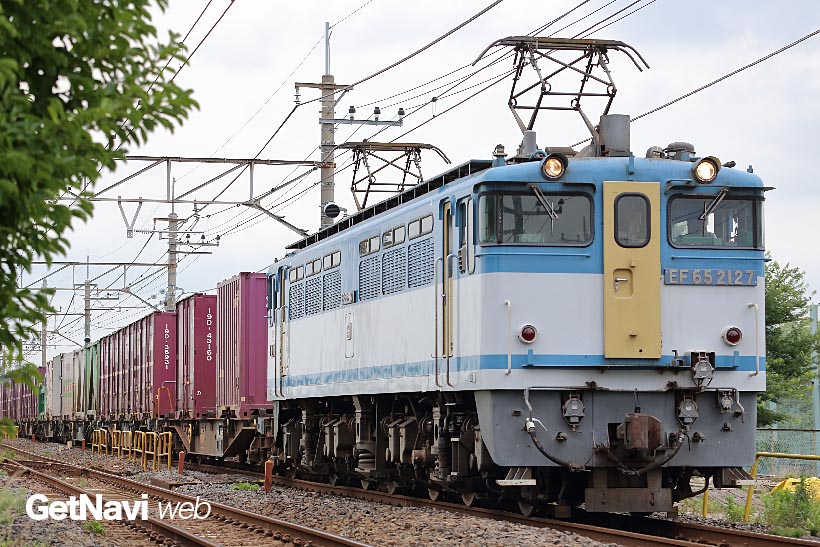 ↑広島更新色のEF65・2127号機は貴重な“ネタがま”として鉄道ファンの人気も高い