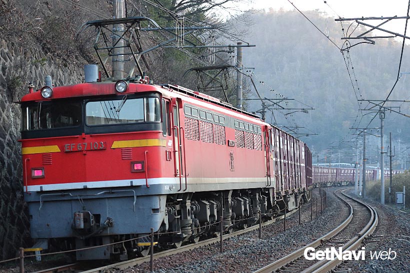 ↑独特の唸り音を上げて走るEF67。長編成の貨物列車の後ろに付き、列車を押す風景が絵になる