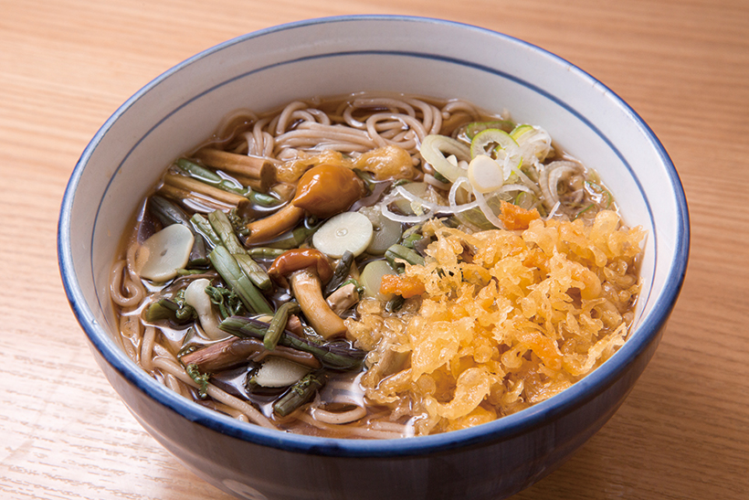 ↑山菜たぬきそば（ 4 5 0 円）。山菜のさっぱりした味わい とあげ玉のコクが好相性。 ヘルシーなのに満足感のあ る一杯。冷やしで食べると これがさらにうまい！