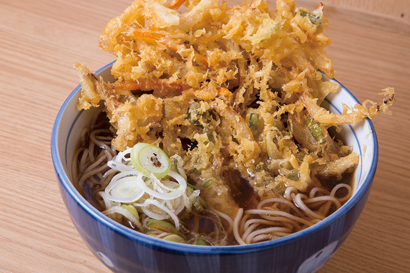 ↑かき揚げの中身は玉ねぎ、にんじ ん、長ねぎ。衣は薄め。具材を細め にカットすることで、よりサクサクし た食感になっている