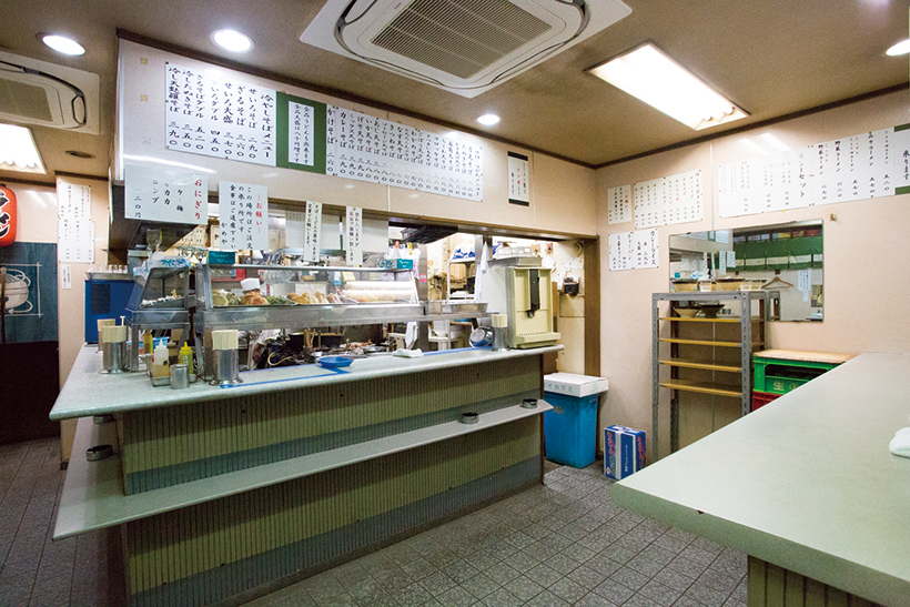 ↑カウン ターのショーケースに並ぶ天ぷらを 眺めて、その日のトッピングを選ぶ のも楽しい