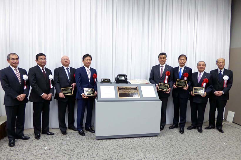 ↑ホンダ関係者(左から松本宜之 本田技術研究所代表取締役社長／八郷隆弘 本田技研代表取締役社長)と協力会社の代表者が集合