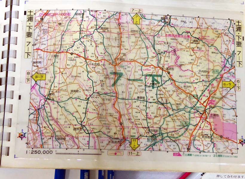 ↑必要な地図をファイルから探してディスプレイ前に差し込んで使った