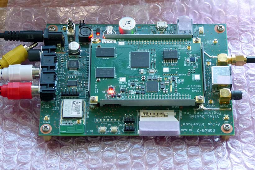 ↑i-dioのチューナーユニット。車載器用として専用チップを開発予定だ