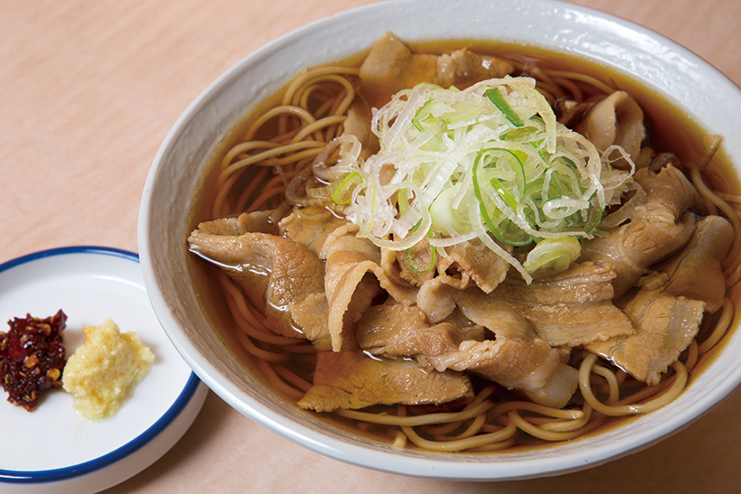↑ばら肉そば(580円)。甘辛く煮た豚ばら肉を70g使用。豚の 脂がつゆと相まって、食欲を刺激する。 しょうがと唐辛子がアクセントに