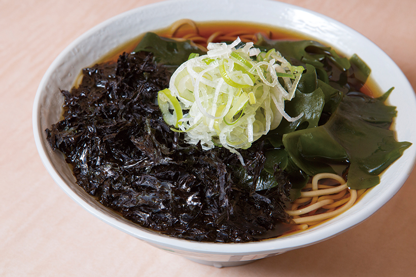↑磯風味そば(500円)。岩手県産のバラのりと、三陸産のワカメがたっぷり。 バラのりの風味が抜群の、お店の人気No.1メニューだ