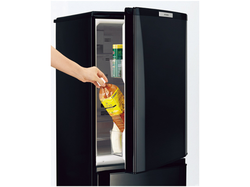 ↑ドアを全開せずにドアポケット横から飲み物が取り出せます。冷蔵室の冷気を逃しにくく省エネに