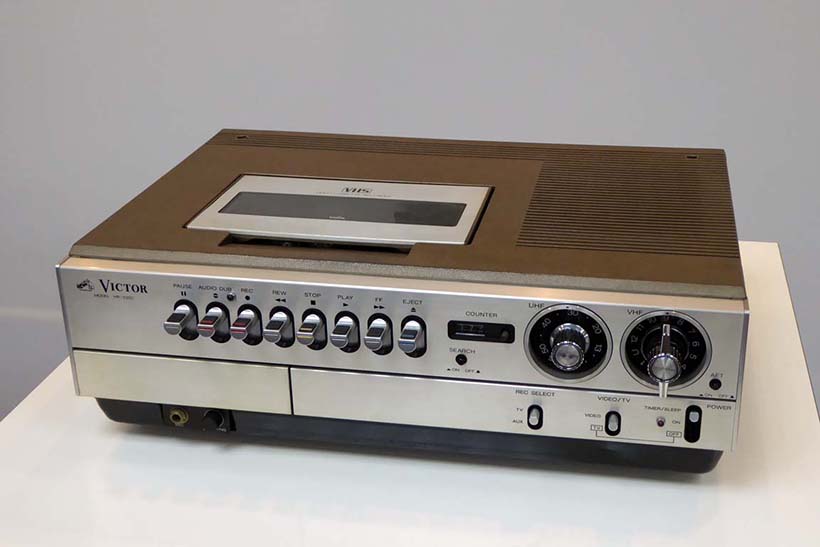 ↑1976年(昭和51年)にVHS方式ビデオカセッター初号機「HR-3300」