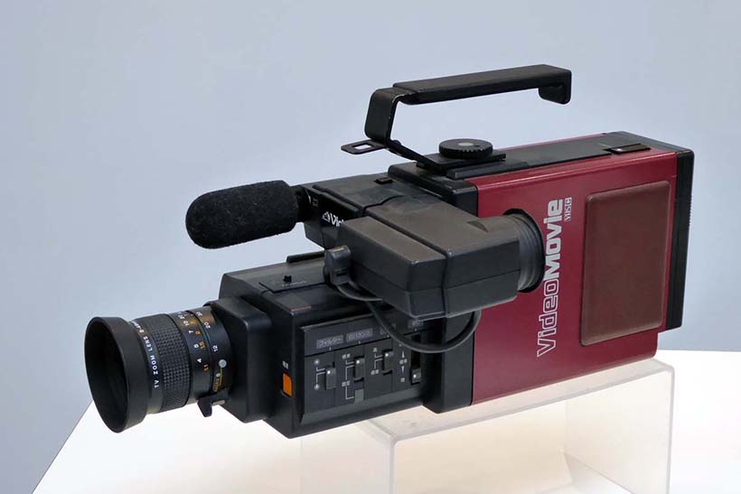 ↑HSのコンパクト規格「VHS-C」カセットを使ったビデオ一体型カメラ「GR-C1」。1984年(昭和59年)に登場