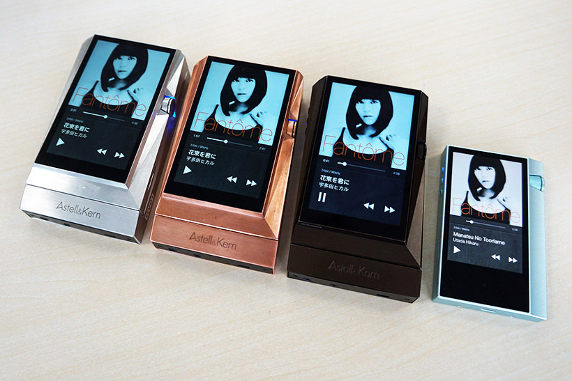 ↑左から「AK380SS」、「AK380 Copper」、「AK380」(いずれも専用ヘッドホンアンプを装着)と、「AK70」