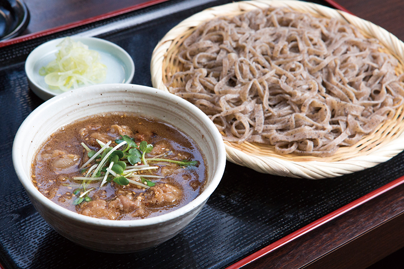 ↑肉汁せい国産豚ばら肉のうまみとコクが加わり、濃厚な味わい に。もりそばのつゆとは別に、本メニュー用のもり汁を 作っているのだとかろ(680円)。