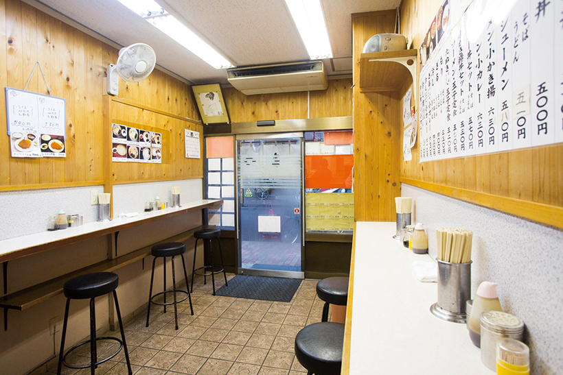 ↑昼のピーク時は椅子 がなくなり、立ち食い制になる。20 人ほどで満員に
