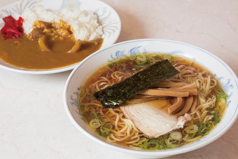 ↑ラーメン・小カレー(630円)。ラーメンは鶏ガラと豚骨でだしを 取った本格派の味。カレーはやさし い味だが、辛さがあとからどんどん 襲ってくる
