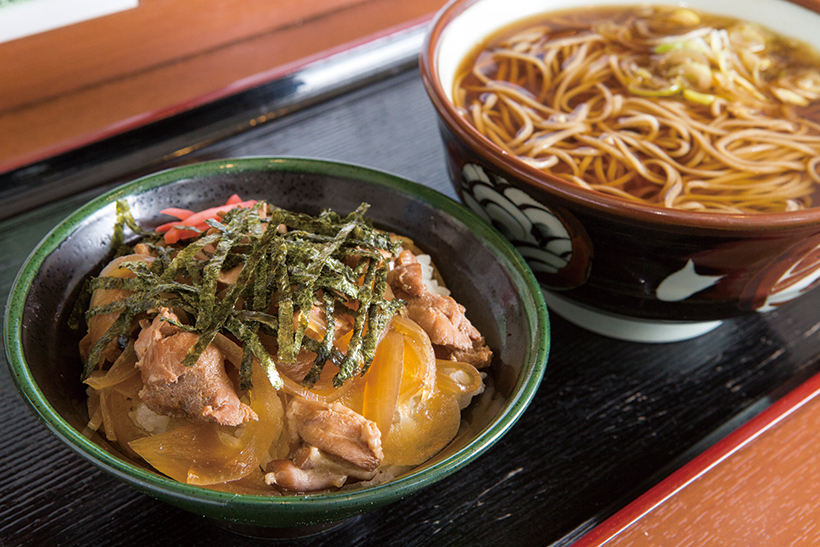 ↑そば定食(かけそば+ミニ鳥丼)(520円)。鶏肉と玉ねぎをそばつゆで煮込ん だ鳥丼とかけそばのセット。鳥丼は しょうがが効いた甘辛味。絶品そば も付いてほぼワンコインはおトク