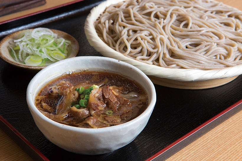 【立ち食いそば】牛のうまみが溶け出す「肉せいろ」に箸が止まらない! 石臼挽き十割そばが格安で食べられる秋葉原「つつみ」