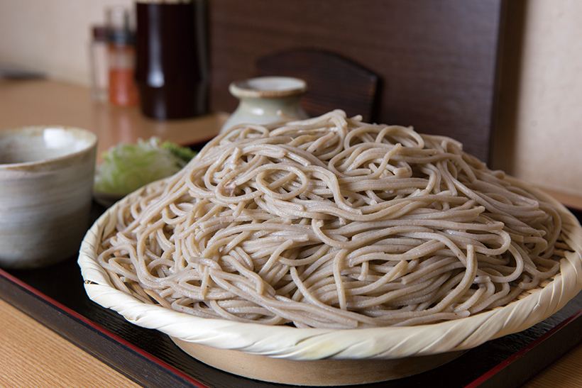 ↑もういらん盛り（880円）。750〜800gの特大サイズの盛りそば。もりつゆにす りごまを入れて味を変えると、これが予想外にうまい！　 