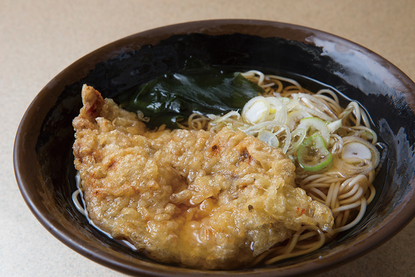↑豚天そば（360円）。豚ロース肉を使用。豚の脂のうまみ、 天ぷらの甘みがじわじわ口に広がり、 若者から年配の方まで幅広い層で人気 