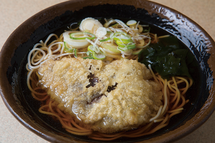 ↑しいたけ天そば（季節限定）（380円）。巨大サイズで肉厚な熊本の原木しいたけを天ぷらに。 しいたけのうまみがとにかく濃厚