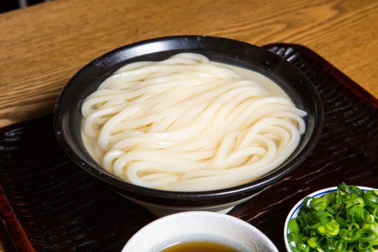 ↑釜上げうどん(440円)。ゆで上がる直前に釜から上げた麺を伊吹いりこと利尻昆布のつけだしで食べる。うどんのうまみをそのまま堪能できるはず!