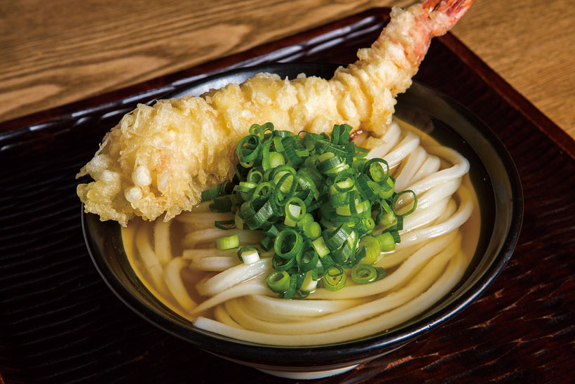 ↑.瀬戸内産いりこベースのかけだしをたっぷりと張り、香川産ねぎとえび天をトッピング。ねぎの甘みと苦 みでつゆに爽やかさをプラス。えび天も唸るほどの弾力だ