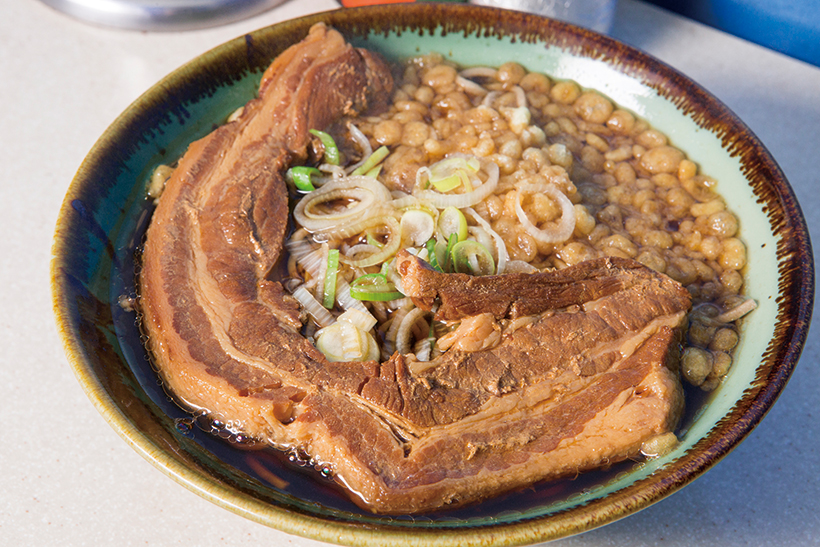 ↑元祖厚肉そば(680円)。どんぶりをほぼ覆い尽くす 豚バラは贅の極み! 良質な 国産豚肉を使っており、こ の価格でもコスパは高い。 揚げ玉がコクをプラス