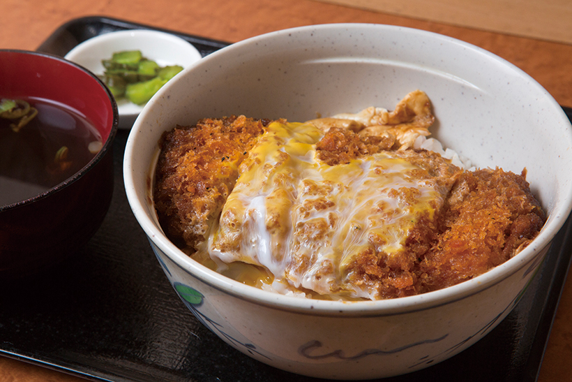 ↑かつ丼のタレは濃いめの甘め。ご飯にかかっているつ ゆの量が少なめなので、いいバランスで食べられるかつ丼(480円)。