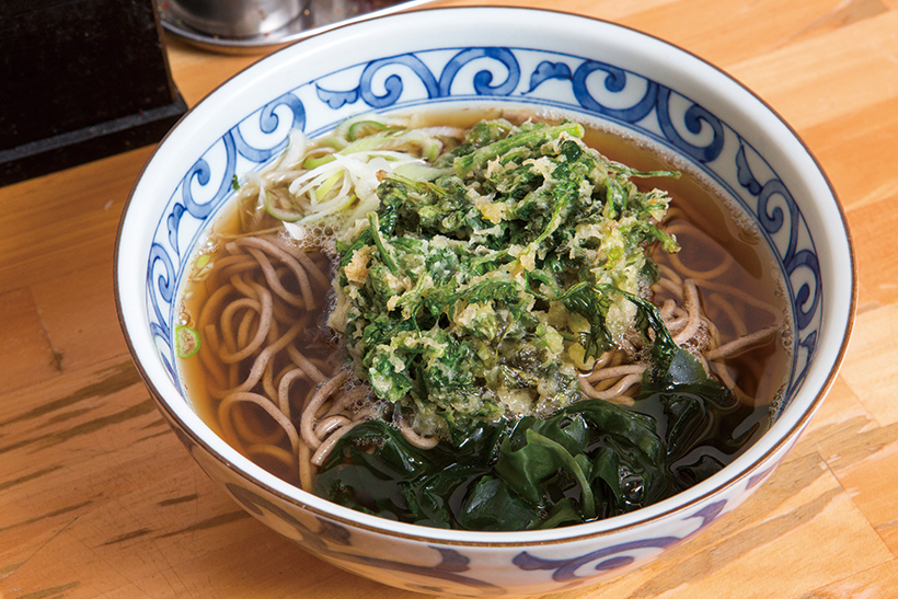 ↑パクチ天そば(かけそば+パクチ天)(430円)。店では「パクチ天」と表記。 揚げることでパクチーの青 臭さが適度に消え、つゆと よく合う。最後にパクチー の香りがふわっと広がる