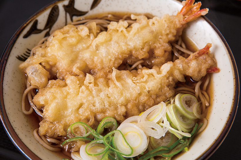 ↑（2本付）海老天そば（450円）。えび天が2本も入ってボリューム満点。さすがに衣は 厚めだが、食べたあとの満足度は高い