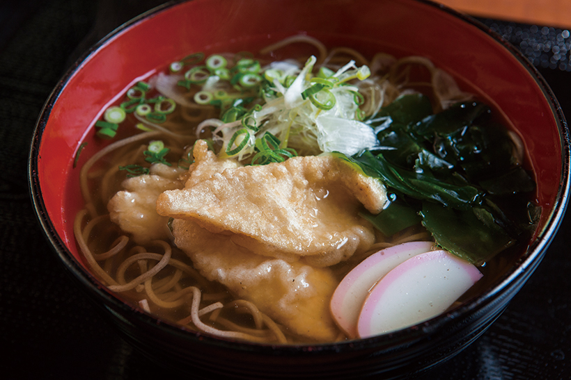 ↑鶏天そば(450円)。国産鶏むね肉を使った天ぷ らがしっとりと柔らかい食 感でうまい。写真は関西風 の「白」のつゆで、だしの うまみが効いている