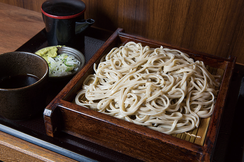 ↑十割そばもり(330円)。そばは太めの平打ち麺。口に入れると そばの香りがふわっと鼻から抜ける。 つゆも手堅くキリッとした味わい