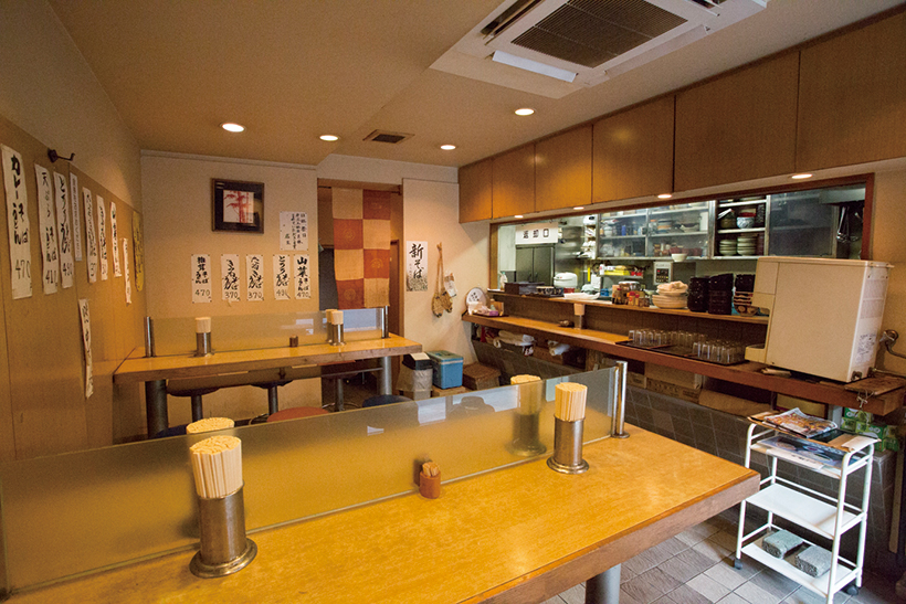 ↑店内は15席あっ て比較的ゆったり座れる。朝6〜7時 が忙しさのピークだとか