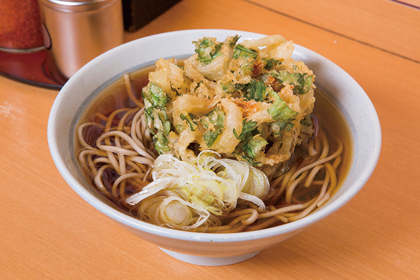 ↑かき揚げそば(関東だし)(430円)。衣は薄く玉ねぎにじっくり火が入って 甘い。ちなみにそばうどんに関わらず、 関東つゆと関西つゆは自由に選べる